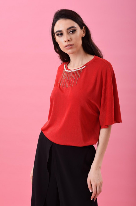 Bluză roșie cu perle și lanț detașabil