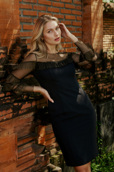 Rochie neagră cu tulle sidefat și volănașe