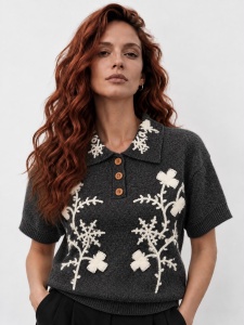 Bluză gri cu broderie florală contrastantă din tricot cu alpaca
