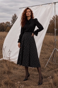 Bluză neagră elegantă cu fundă și mâneci cu volane