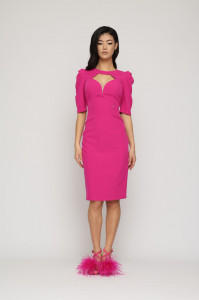 Rochie 'Dorothy' fucsia cu decupaj și umeri proeminenți - Img 2