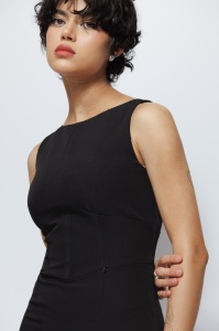 Rochie 'Eris' neagră conică cu șliț frontal - Img 6