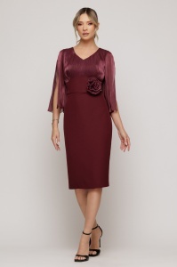 Rochie 'Irene' burgundy cu mâneci tip capă și floare în talie
