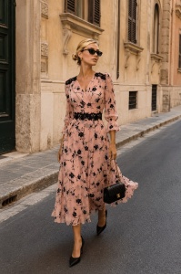 Rochie midi roz cu imprimeu floral și inserții din dantelă neagră