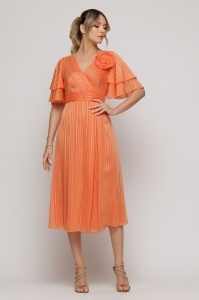 Rochie 'Leea' orange plisată cu mâneci vaporoase și floare decorativă