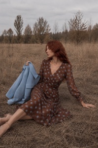 Rochie midi maro din voal cu fir irizant si buline bleu