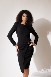 Rochie 'Eva' neagră cu drapaj asimetric și detaliu auriu