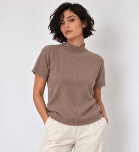 Bluză din tricot maro taupe deschis cu guler înalt cu finisaje