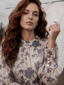 Bluză satinată cu imprimeu floral gri și broșă - Img 1