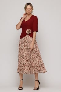 Rochie 'Elina' roșu bordeaux cu fustă bej imprimată si floare în talie