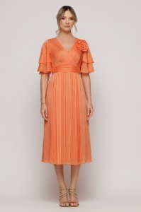 Rochie 'Leea' orange plisată cu mâneci vaporoase și floare decorativă - Img 2