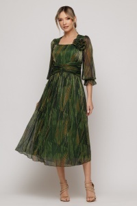 Rochie verde plisată cu inserții aurii și detaliu floral