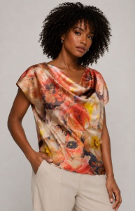 Top satinat cu decoletu drapat și print vibrant