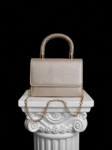 Clutch auriu cu mâner cu cristale și lanț detașabil