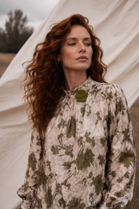 Bluză satinată cu imprimeu floral verde și broșă