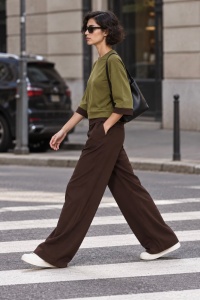 Pantaloni maro închis lejeri cu talie elastică