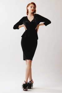 Rochie 'Rhea' din catifea cu peplum și detaliu floral