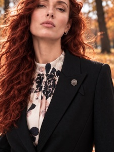 Sacou negru cambrat cu revere și nasturi decorativi