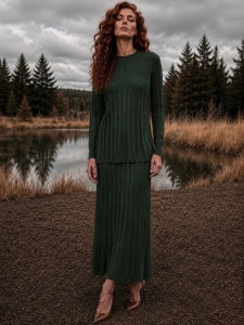 Compleu verde închis din tricot cu bluză si fustă