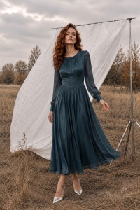 Rochie din voal satinat turquoise închis cu fustă plisată și talie accentuată