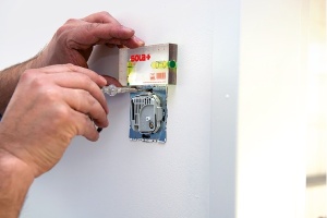 Nivelă sticla acrilica ( Boloboc ) pentru electricieni R100, 2 bule, 10cm - Sola-01622101 - Img 2