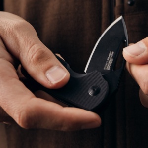 Cutit pliabil SOG Stout FLK Blackout 14-03-02-57, lama Clip Point CRYO D2 Black TiNi, Frame Lock, deschidere Flipper, maner G10 Black, EDC - Img 10