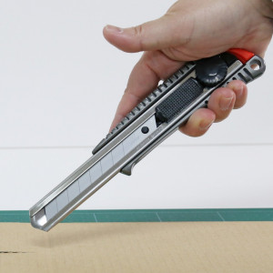 SL-700GP Cutter metalic siguranta/ retractabil 18 mm, NT Cutter - Img 2