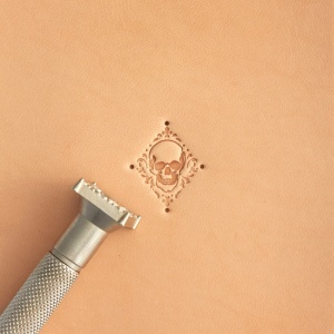 Stanta Craftool craniu cu fundal floare de crin (Fleur-di-Lis Skull) - Tandy Leather 6380-00