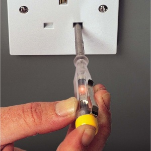 Stanley STHT0-66121, tester de tensiune pentru circuite 220V - 250V, blister - Img 2