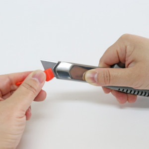 SL-700GP Cutter metalic siguranta/ retractabil 18 mm, NT Cutter - Img 3