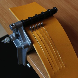 Taietor fasii/sireturi piele naturala pentru pielarie Tandy Leather - Img 5