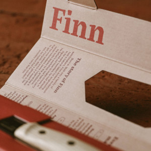 Cuțit de camping Morakniv Finn Ash Wood, inox, lamă neagră, mâner frasin - Img 3