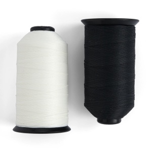Ata de calitate profesionala din poliester pentru cusut la masina, bobina 553 ml Tandy Leather SUA - Img 2