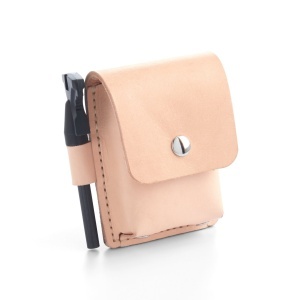 Kit husa amnar Explorer din piele Tandy Leather, cu amnar si cutie metalica