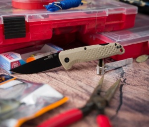 Cutit pliabil SOG Adventurer LB FDE Black 13-11-05-43, lama Drop Point 5Cr15MoV Satin, Lockback, maner GRN FDE & Black, EDC Outdoor - Img 9