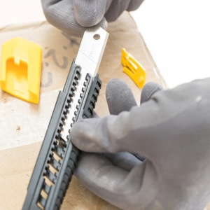 Stanley 1-10-151, Cutter cu lama segmentata si blocare prin glisare, 165mm + o lama segmantata 18mm - Img 4