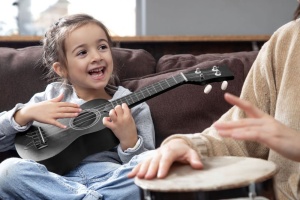 Ukulele gitara za decu 4 zice crna - Img 5