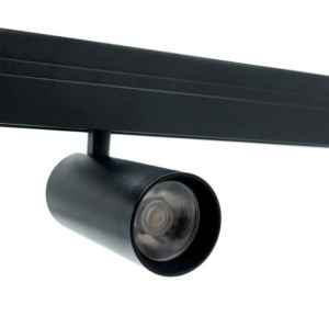 Magnetni šinski spot LED reflektor 12 W – reflektor postavljen na crnu magnetnu šinu sa vidljivim sočivom