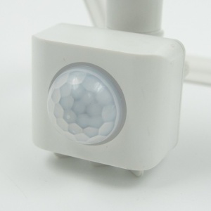 Beli LED reflektor sa senzorom 20W za kućni prilaz — bočni pogled na kućište i nosač