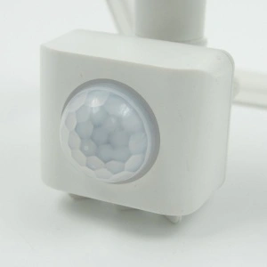 Beli LED reflektor sa senzorom 20W za kućni prilaz — bočni pogled na kućište i nosač