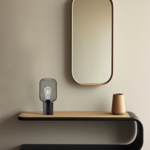 Prikaz lampe na stolu, fokus na moderan dizajn.