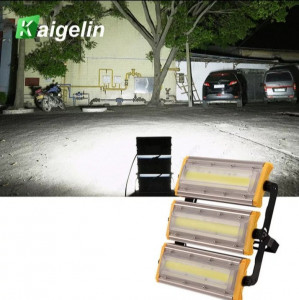Modularni LED reflektor 50 W za dvorište i radni prostor — primer osvetljenja otvorenog prostora modularnim reflektorom