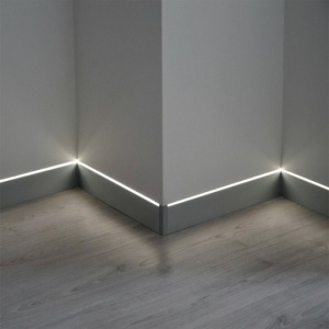 Crni ugaoni aluminijumski profil za LED trake 15,8 x 15,8 mm – primer primene sa belim difuzorom