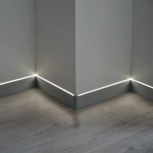 Crni ugaoni aluminijumski profil za LED trake 15,8 x 15,8 mm – primer primene sa belim difuzorom