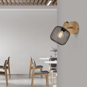 Prikaz lampe montirane na zid, fokus na moderan dizajn.