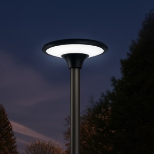 Solarna parkovska lampa sa senzorom i daljinskim — bočni pogled na kućište i tastere