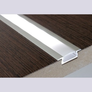 Ugradni aluminijumski profil za LED trake 24,7 x 7 mm – sivi, 2 m sa belim difuzorom – primer ugradnje profila u enterijeru