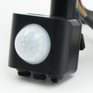 Crni LED reflektor sa senzorom 30W za šire dvorište — podešavanje ugla reflektora na nosaču