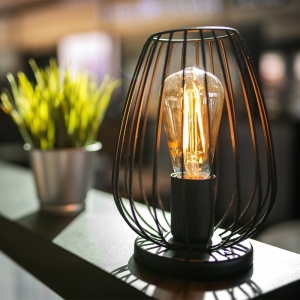 Prikaz lampe na stolu, fokus na moderan dizajn.