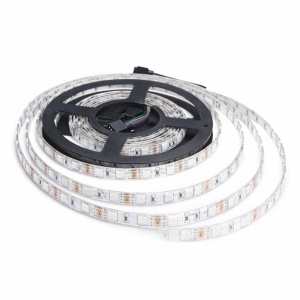 RGB LED traka 30 LED komplet sa kontrolom i daljinskim 5m 10m — krupni plan LED trake na beloj podlozi